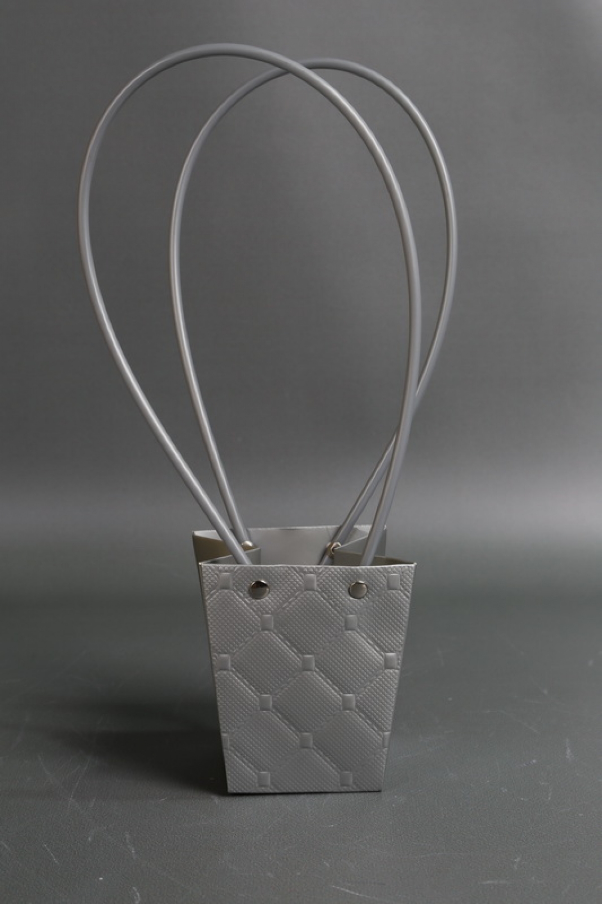 Сумка для ЦВЕТОВ тиснение Клетка (16) 10*8*10,5  серебро  М16   Цена за 1шт