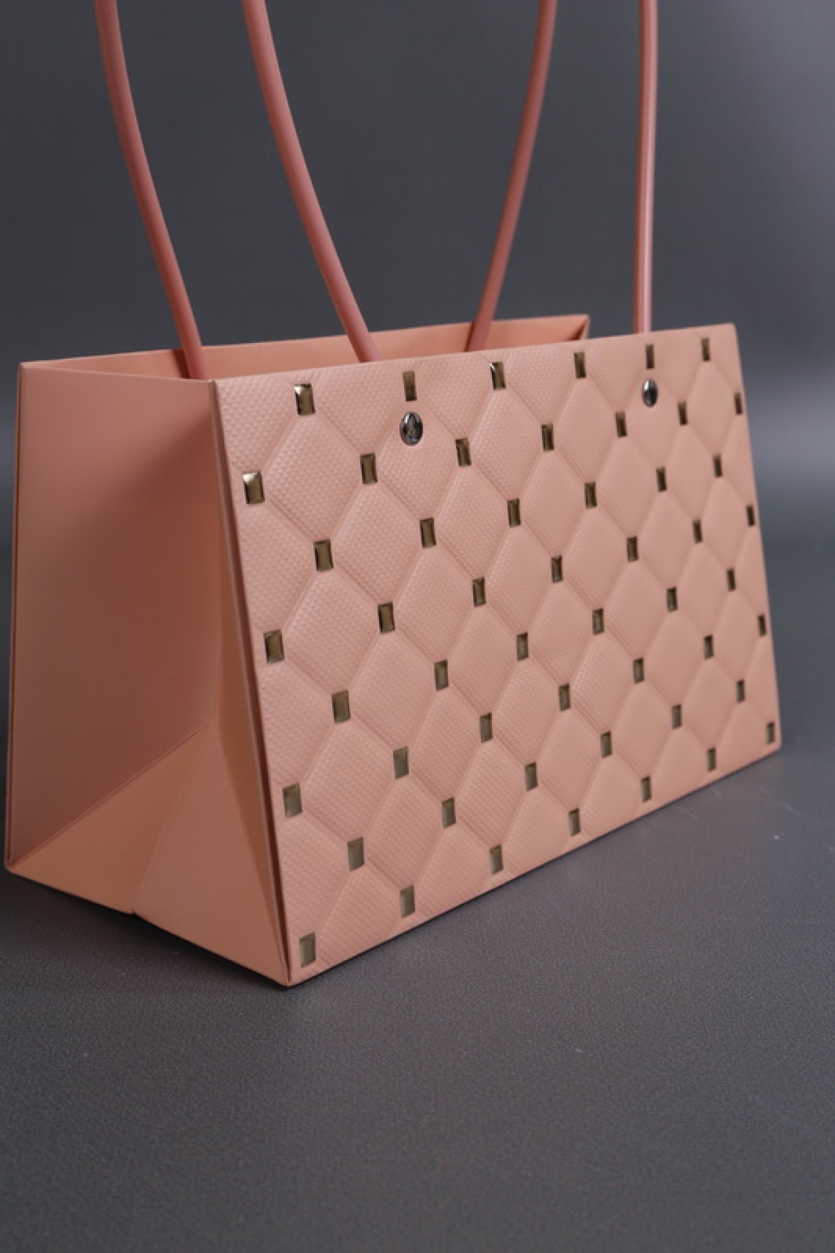 Сумка для ЦВЕТОВ тиснение Золотая клетка  (311) 22*13,5*10,5 пудра М311   Цена за 1шт