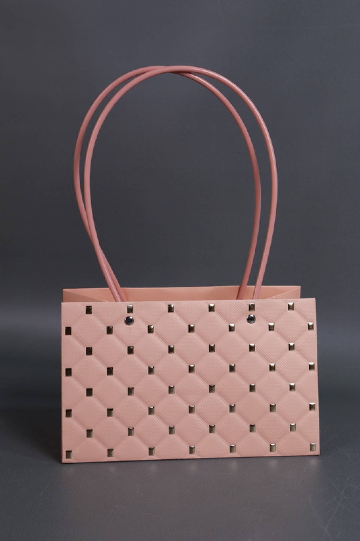 Сумка для ЦВЕТОВ тиснение Золотая клетка  (311) 22*13,5*10,5 пудра М311   Цена за 1шт