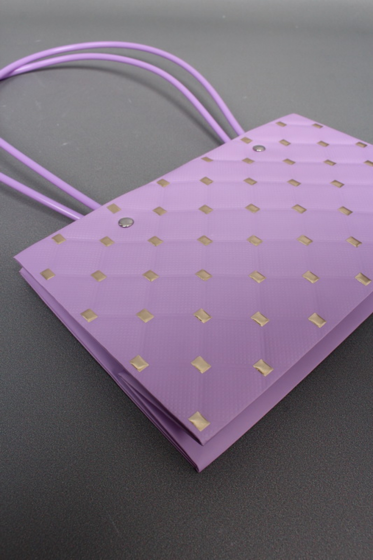 Сумка для ЦВЕТОВ тиснение Золотая клетка  (311) 22*13,5*10,5 ярко-сиреневый М311   Цена за 1шт