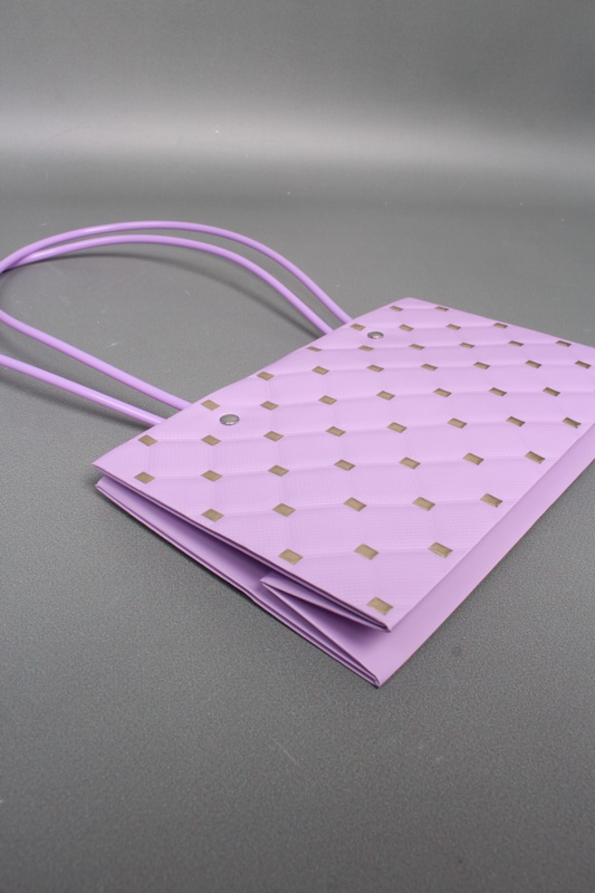 Сумка для ЦВЕТОВ тиснение Золотая клетка  (311) 22*13,5*10,5 ярко-сиреневый М311   Цена за 1шт