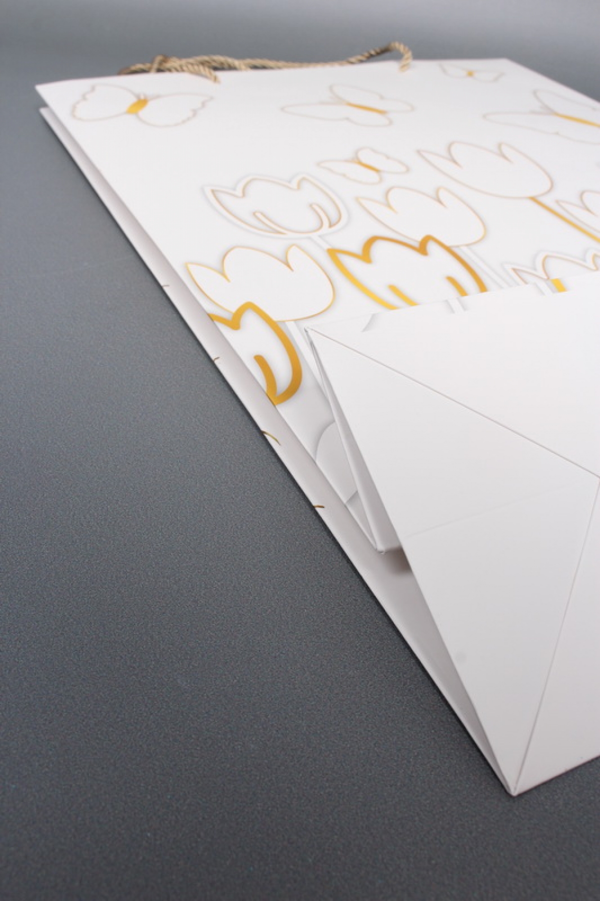 Сумка  Люкс Тюльпаны и Бабочки тиснение  31*42*12  белый  L967