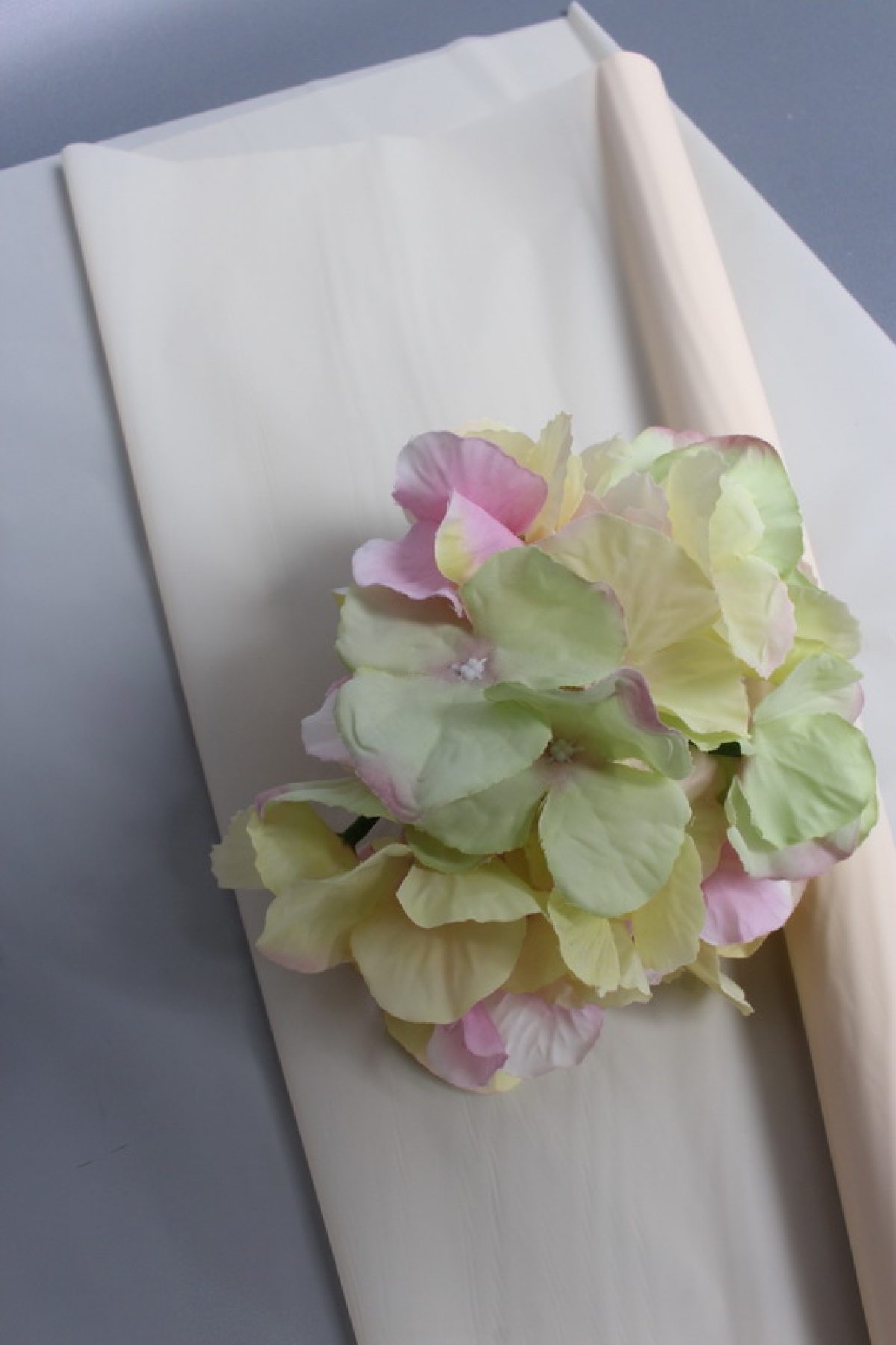 Упак. материал флористич. пленка "Водонепроницаемый тишью", 20 мкр, 58 см х 10 м, кремовый2040