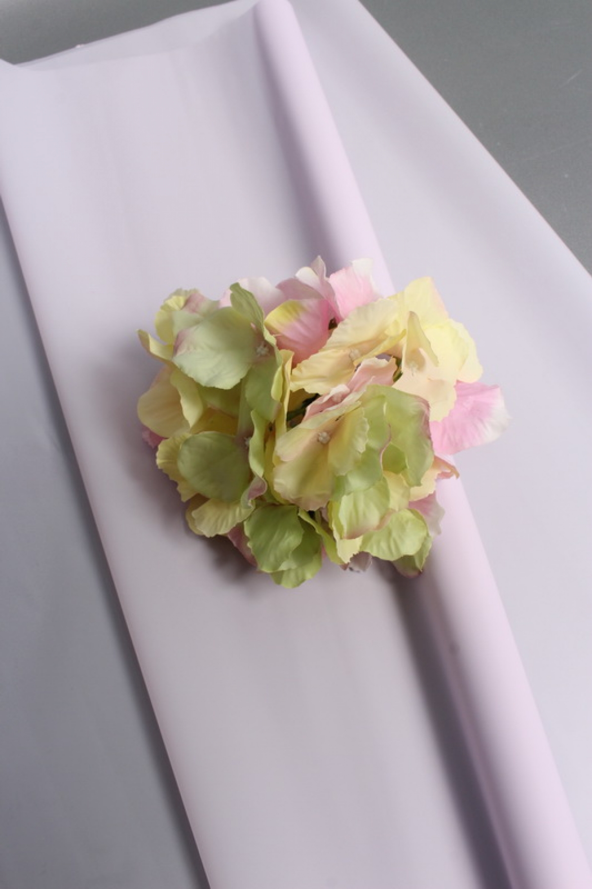 Упак. материал флористич. пленка "Водонепроницаемый тишью", 20 мкр, 58 см х 10 м, сирен. пастель1593