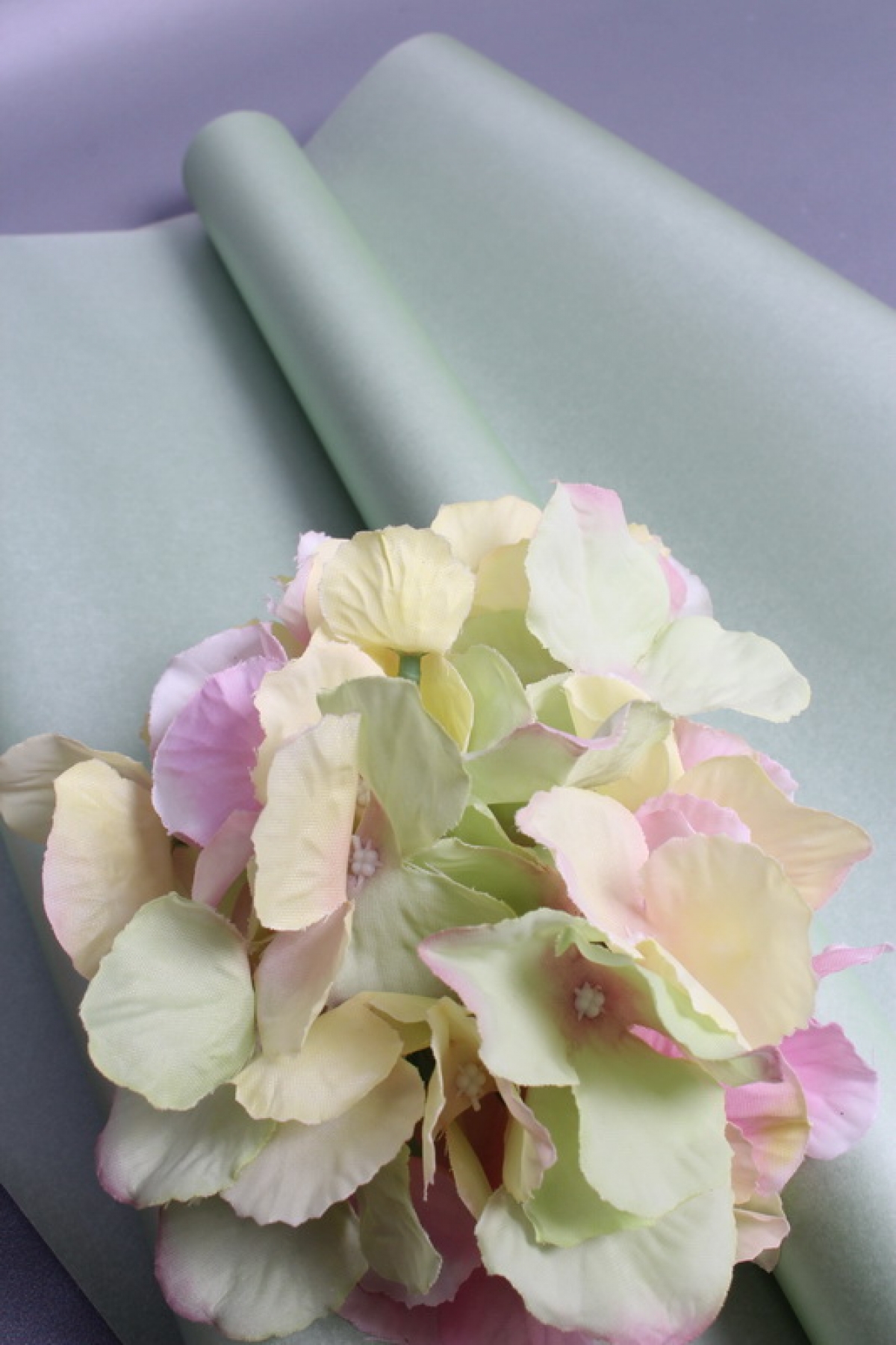 Упаковочный материал флористическая пленка с тишью, 65 мкр, 58 см х 10 м, св-зеленый 3227М