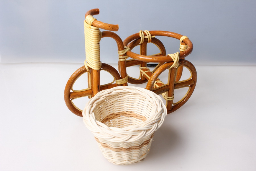 Формула для плетения ротангом. Плетеный велосипед. Велосипед из ротанга. Кашпо плетеное велосипед. Плетеный велосипед из лозы.