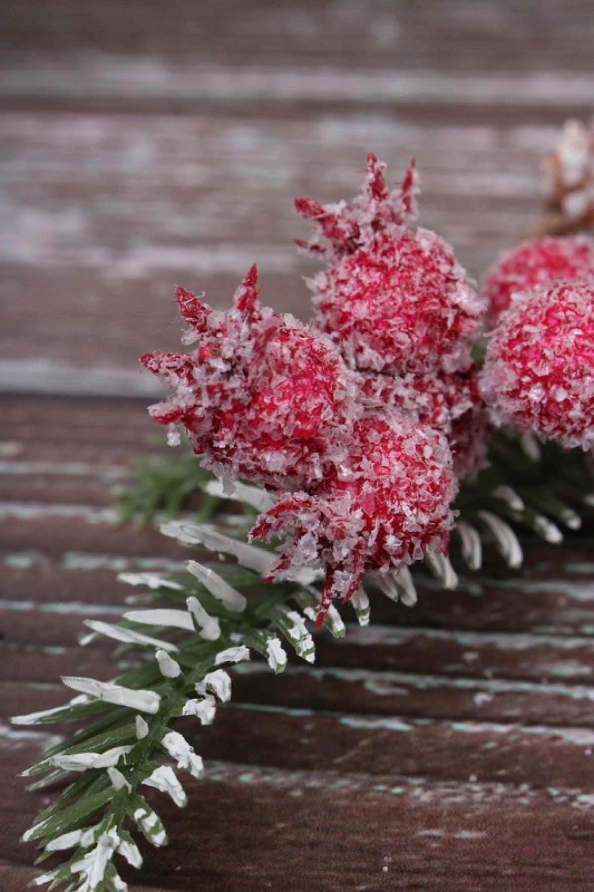 Ветка с заснеженными яблоком, ягодами и шишками, 25 см 6306М