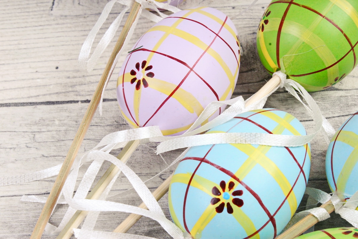 Вставки яйца 6 см  из пластика по 6 шт  6CM EGG WS MIX B