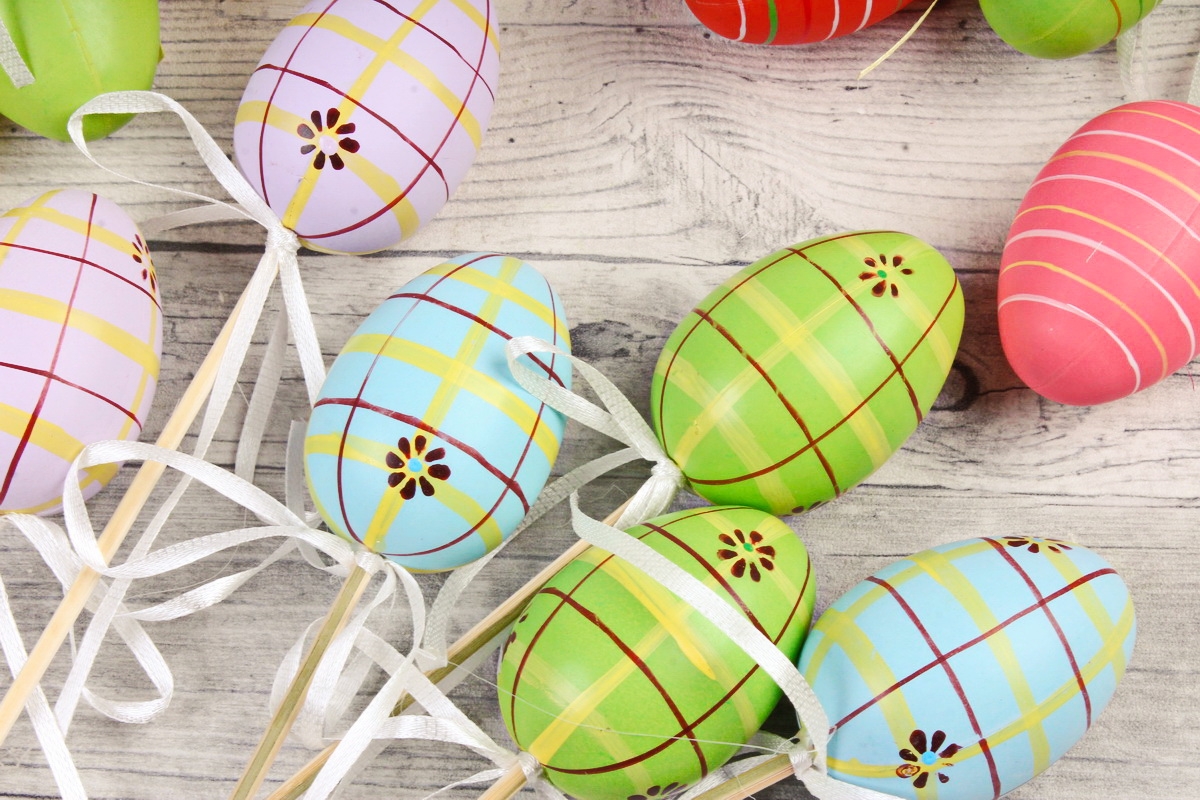 Вставки яйца 6 см  из пластика по 6 шт  6CM EGG WS MIX B