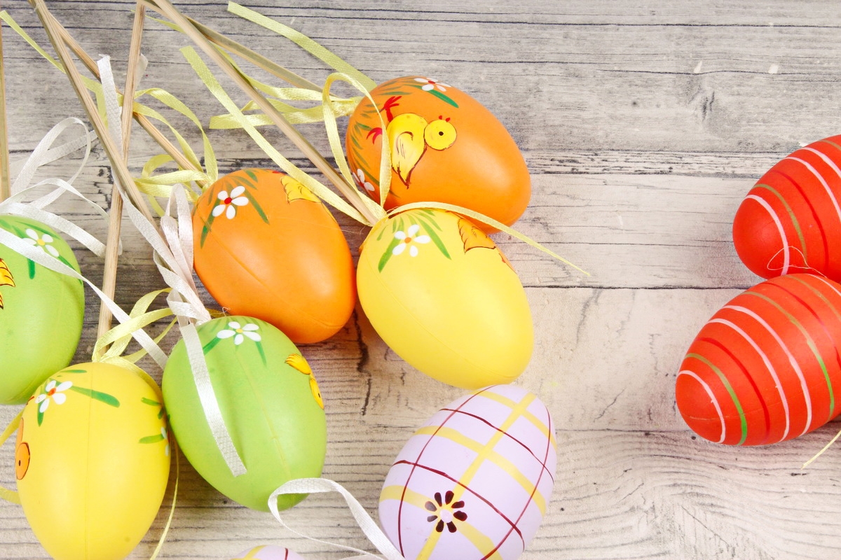 Вставки яйца 6 см  из пластика по 6 шт  6CM EGG WS MIX B