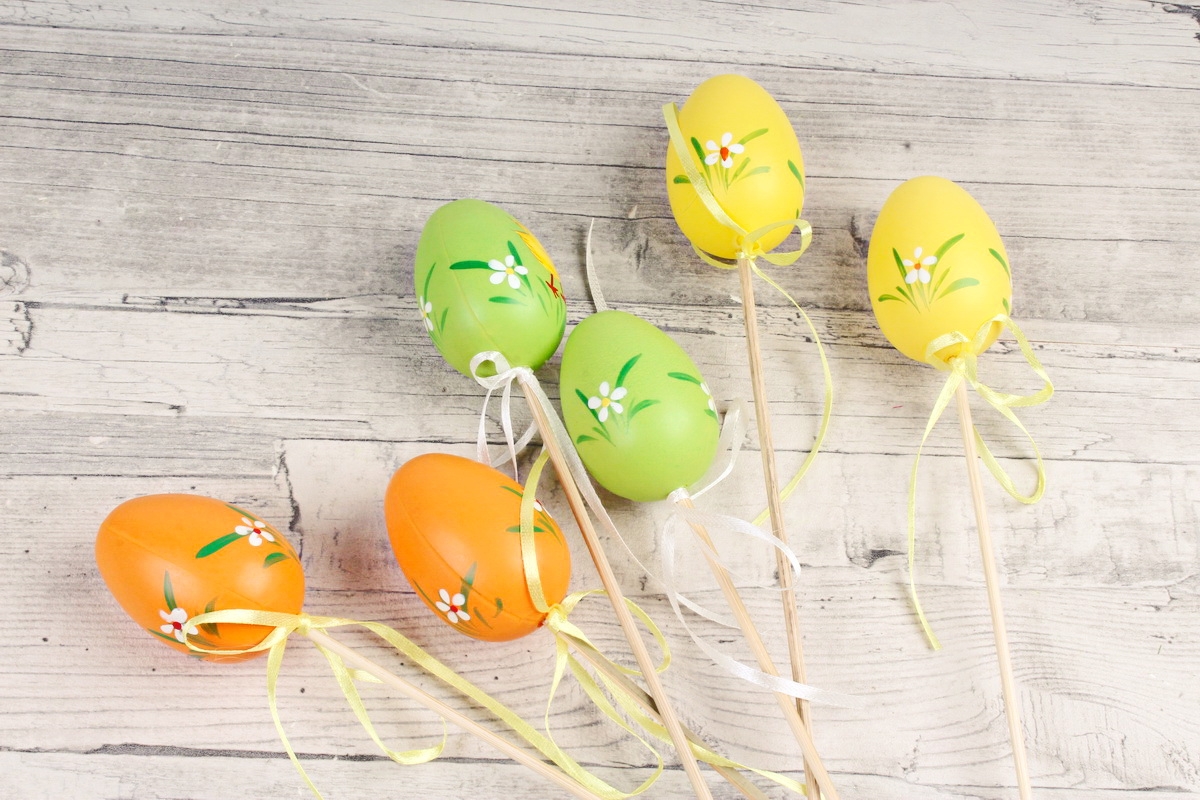 Вставки яйца 6 см  из пластика по 6 шт  6CM EGG WS MIX B