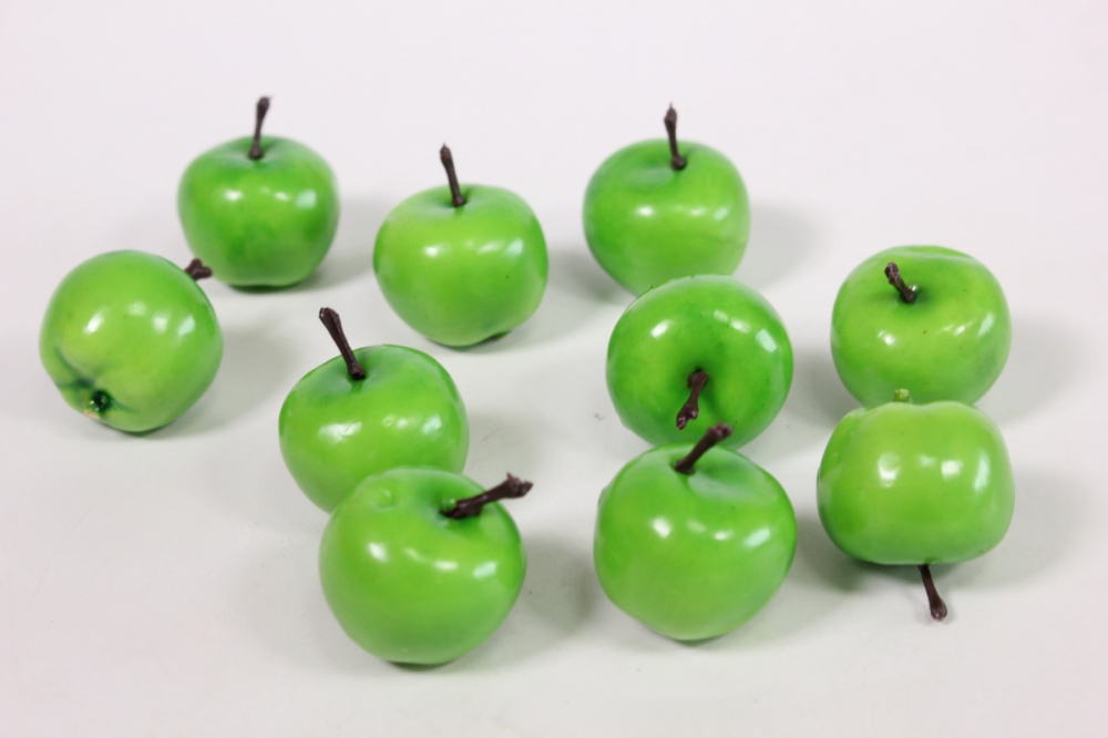 Яблоко спб сайт. Маленькие зеленые яблочки. Яблоки 10 штук. Счетный материал яблоки 10 штук. Пластмассовое яблоко.