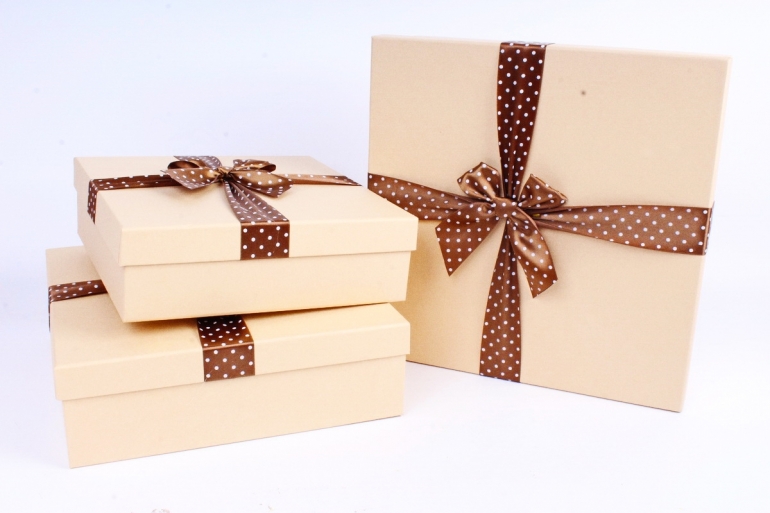 Упаковочные коробки. Как упаковать открытую коробку. Подарочные коробки. Подарки и упаковка. Красивая упаковка в коробке.