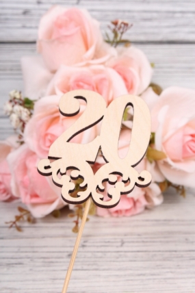 Топпер юбилейный "20" с вензелем (шир.7см;выс.9см) фанера, неокраш., на палочке		Тп36-02-0000