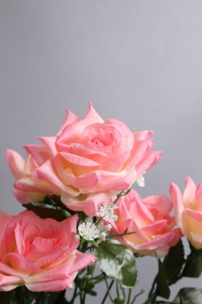 Искусственное растение -  Розы с гипсофилой 38 см бело-розовые