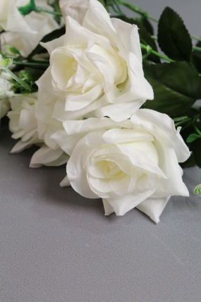Искусственное растение -  Розы с гипсофилой 38 см белые
