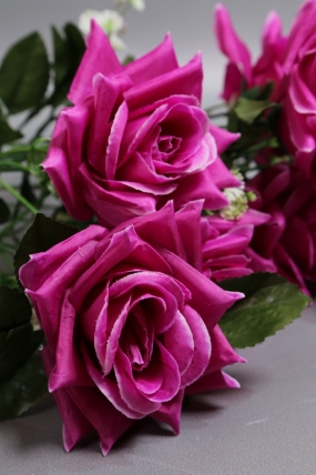 Искусственное растение -  Розы с гипсофилой 38 см пурпурные