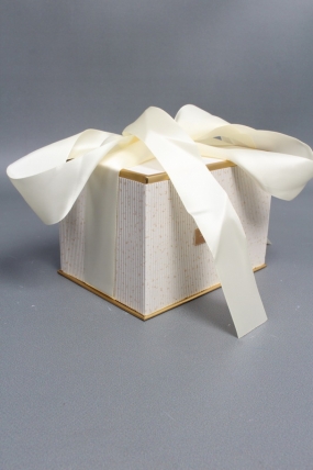 Коробка подарочная одиночная 1шт - "Изящество" 15*11*10,5  шампань  6686М