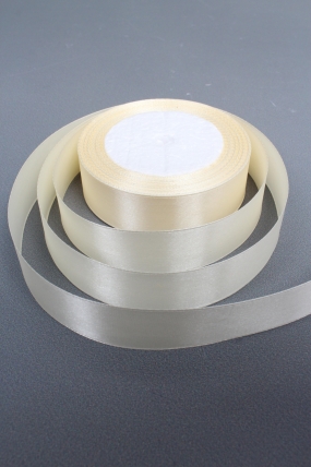 Лента атласная, на пене, односторонняя, 25 мм х 25 ярд, молочный 0651М