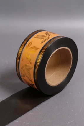 Лента с з/п ( 6см*50ярд) атласная С рисунком A685 БРОНЗОВЫЙ НА ЧЁРНОМ