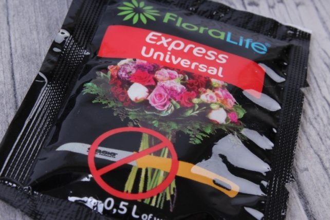 oasis floralife express universla 300 порошковая подкормка для срезанных цветов 5 гр