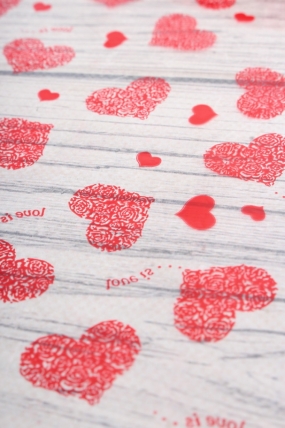 Пленка цветная Сердца Love is 70см  красный	6049675