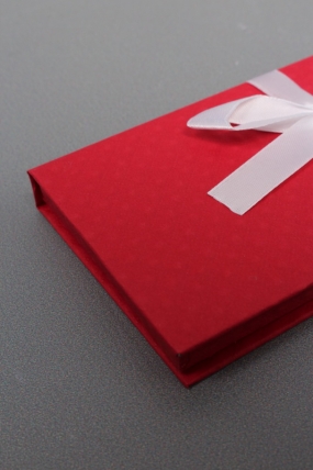 Подарочная коробка ДЛЯ ДЕНЕГ с бантом,тиснение РОМБ- крупный, 172х83х16,красный Д10303П.032