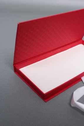Подарочная коробка ДЛЯ ДЕНЕГ с бантом,тиснение РОМБ- крупный, 172х83х16,красный Д10303П.032