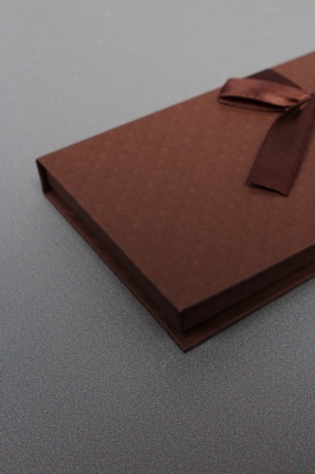 Подарочная коробка ДЛЯ ДЕНЕГ с бантом,тиснение РОМБ- крупный, 172х83х16,шоколадный Д10303П.034