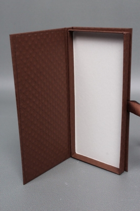 Подарочная коробка ДЛЯ ДЕНЕГ с бантом,тиснение РОМБ- крупный, 172х83х16,шоколадный Д10303П.034