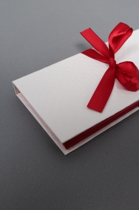 Подарочная коробка ДЛЯ ДЕНЕГ с бантом,тиснение РОМБ  172х83х16,белый-бордовый Д10303П.025