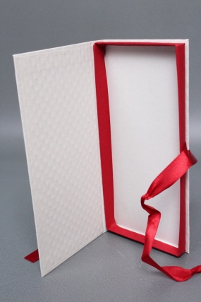 Подарочная коробка ДЛЯ ДЕНЕГ с бантом,тиснение РОМБ  172х83х16,белый-бордовый Д10303П.025