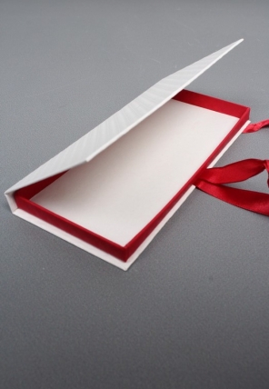 Подарочная коробка ДЛЯ ДЕНЕГ с бантом,тиснение РОМБ  172х83х16,белый-бордовый Д10303П.025