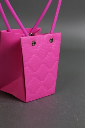 Сумка для ЦВЕТОВ тиснение Клетка (16) 10*8*10,5  малина  М16   Цена за 1шт