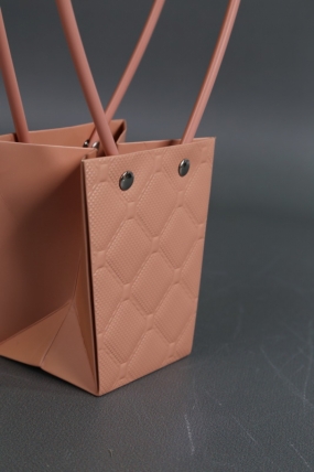 Сумка для ЦВЕТОВ тиснение Клетка (16) 10*8*10,5  пудра  М16   Цена за 1шт