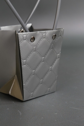 Сумка для ЦВЕТОВ тиснение Клетка (16) 10*8*10,5  серебро  М16   Цена за 1шт