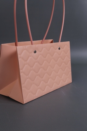 Сумка для ЦВЕТОВ тиснение Золотая клетка  (311) 22*13,5*10,5 пудра М311   Цена за 1шт