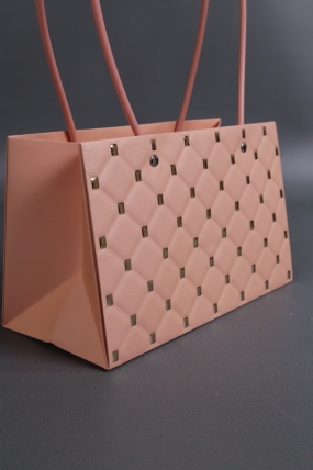 Сумка для ЦВЕТОВ тиснение Золотая клетка  (311) 22*13,5*10,5 пудра М311   Цена за 1шт